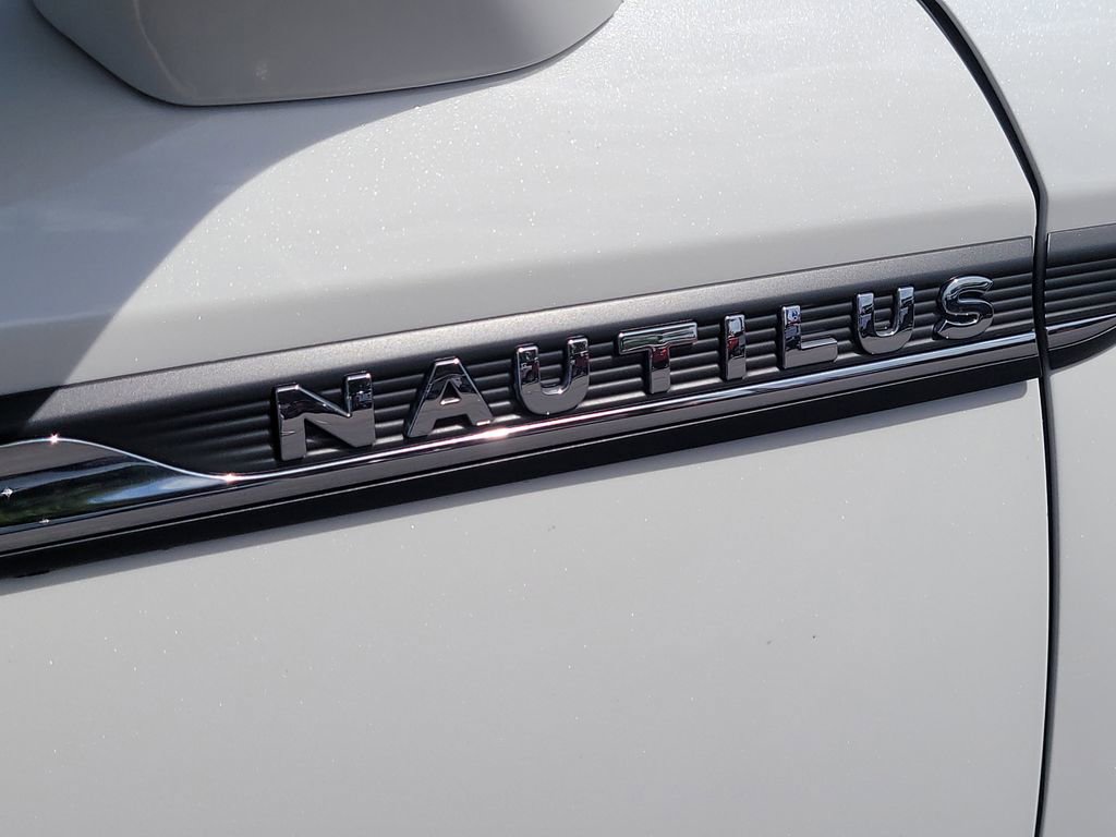 Used 2022 Lincoln Nautilus FWD w/ Premium Package image 6