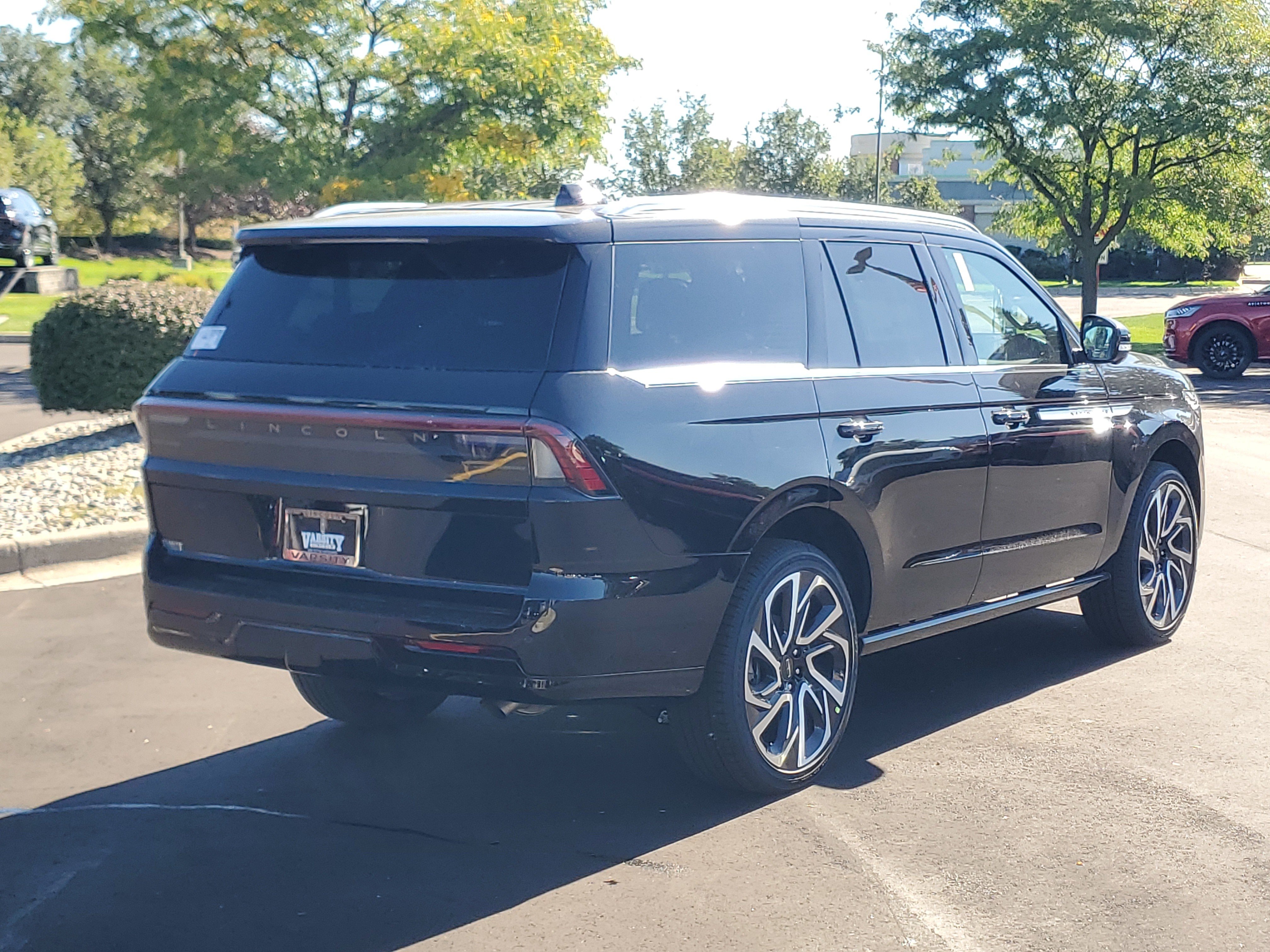 New 2027 Lincoln Navigator Reserve AWD/4WD image 4