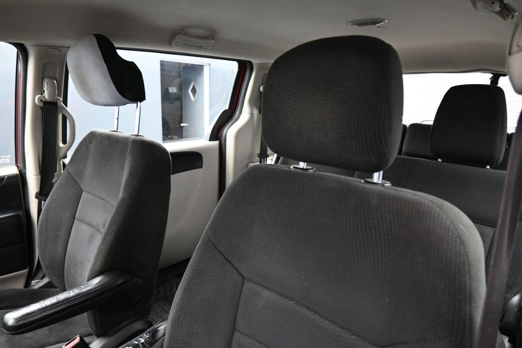 Used 2015 Dodge Grand Caravan American Value Package FWD image 12