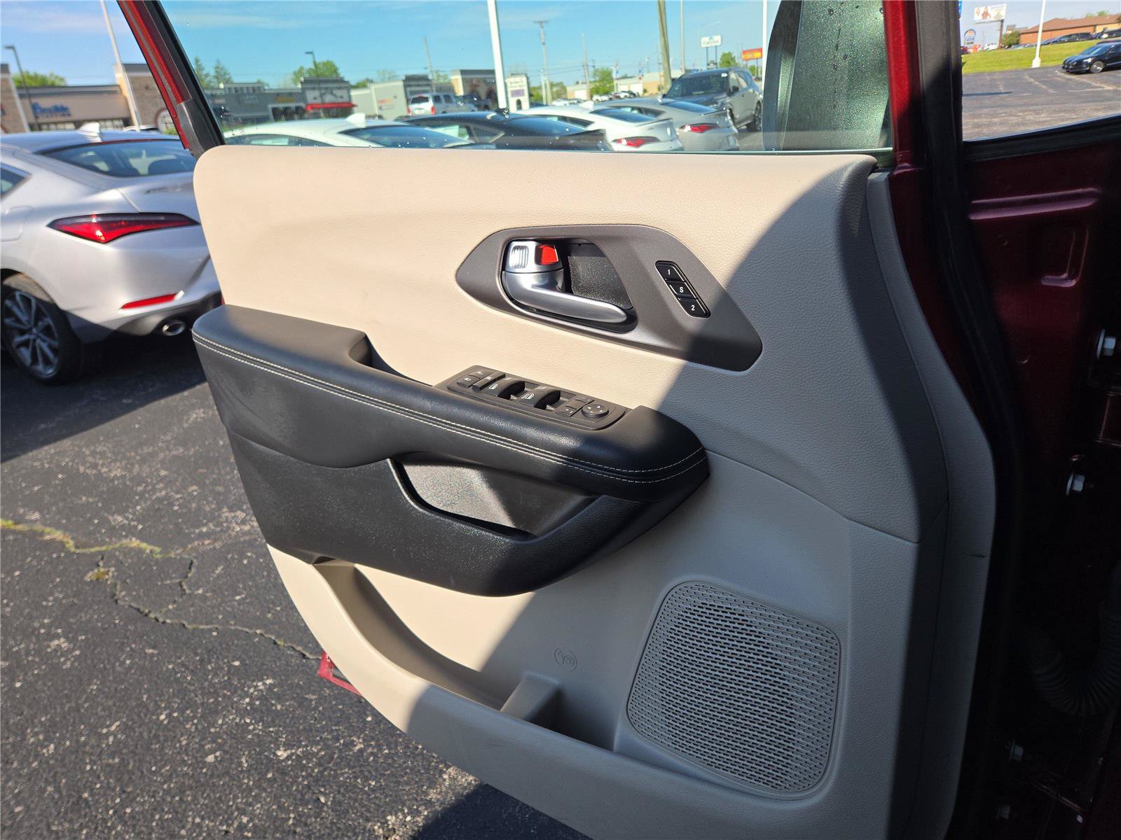 Used 2023 Chrysler Pacifica Touring-L FWD image 16