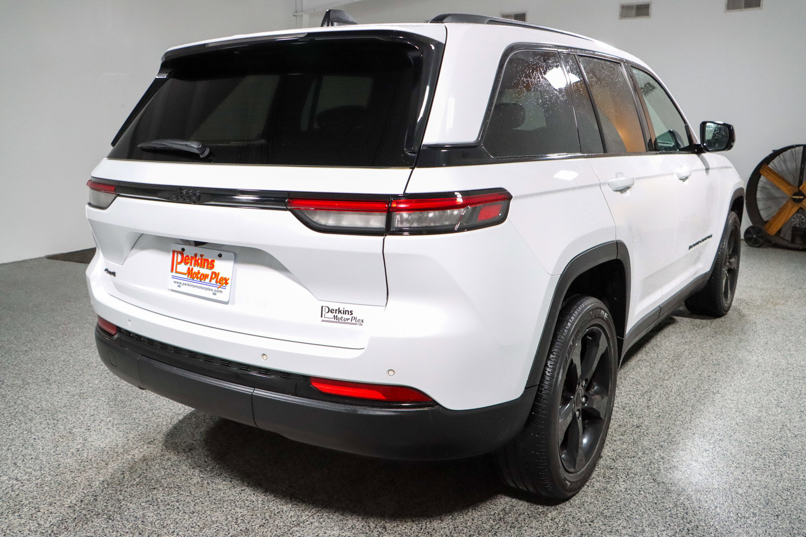 Used 2023 Jeep Grand Cherokee Altitude image 7