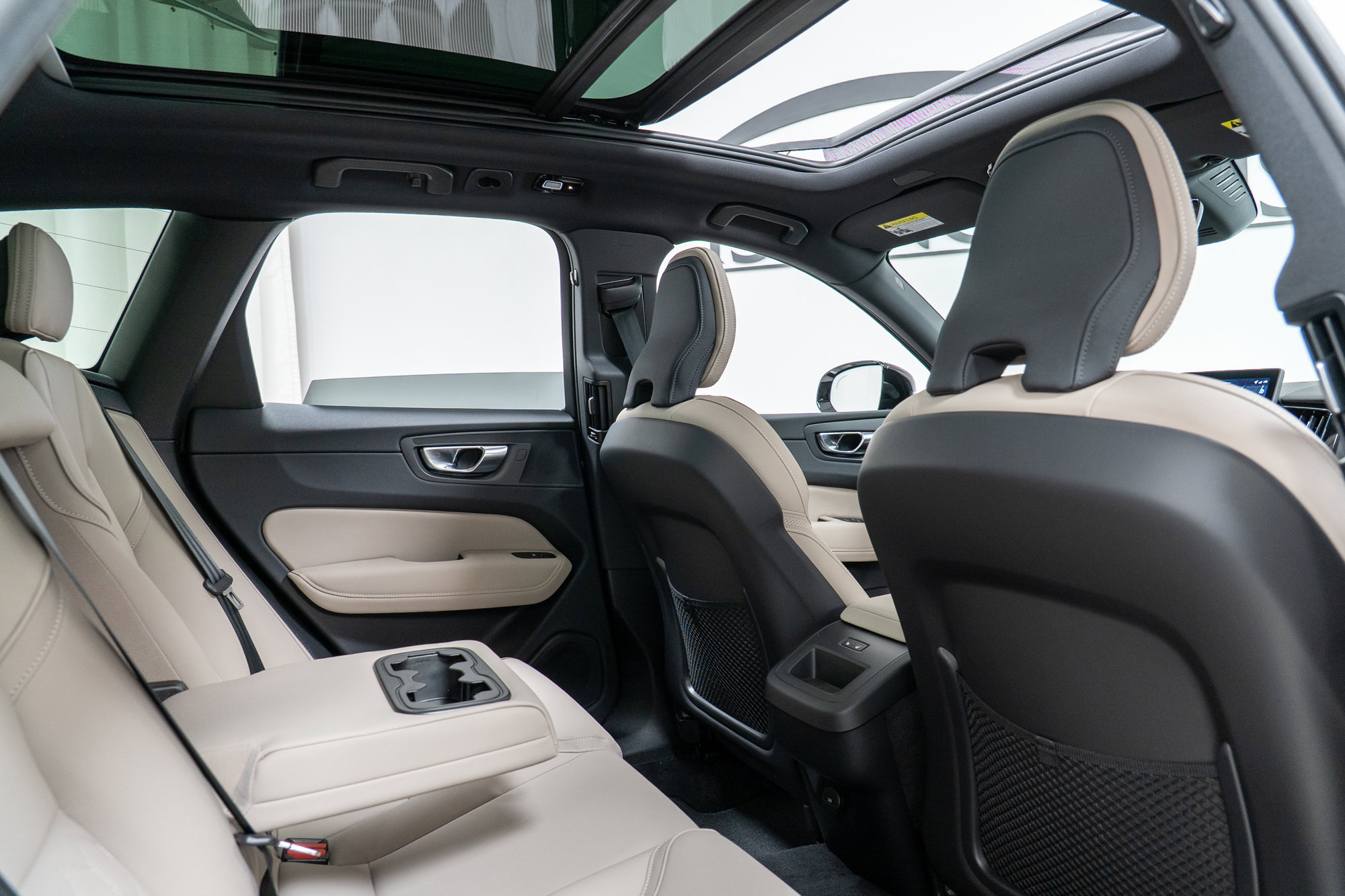 New 2026 Volvo XC60 B5 Plus w/ Climate Package image 23