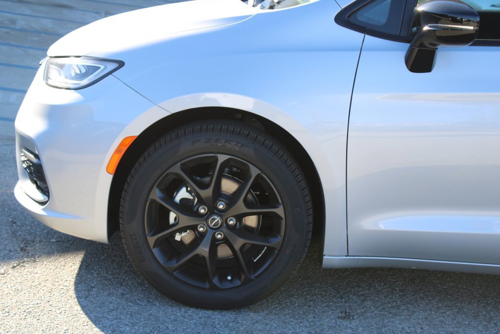 New 2026 Chrysler Pacifica Select w/ S Appearance Package image 7