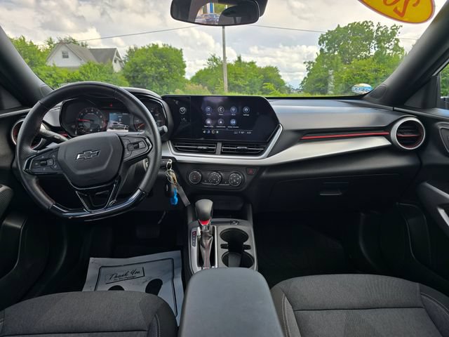 Used 2024 Chevrolet Trax RS w/ Sunroof Package FWD image 31