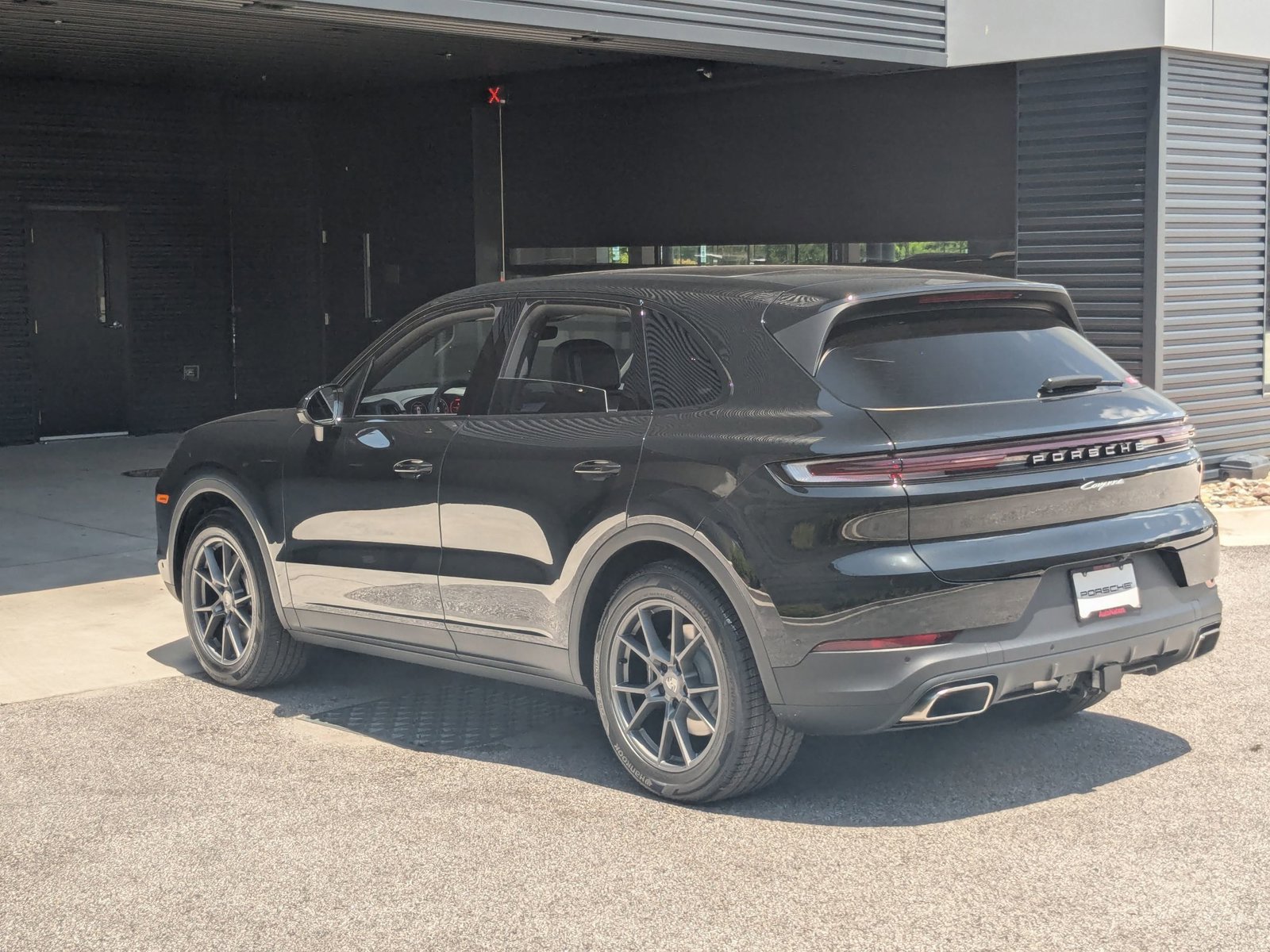 Used 2025 Porsche Cayenne image 3