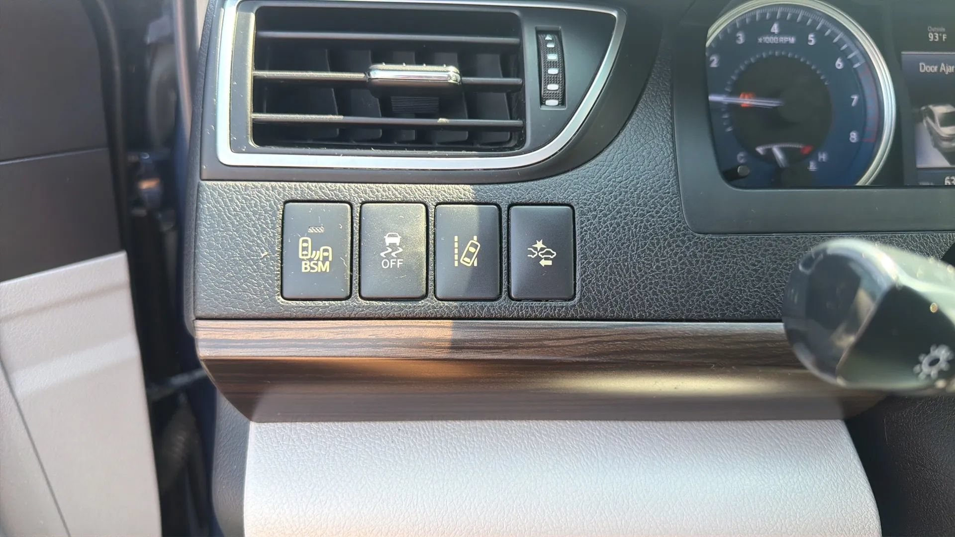Used 2015 Toyota Camry XLE w/ Advanced Technology Package FWD image 13