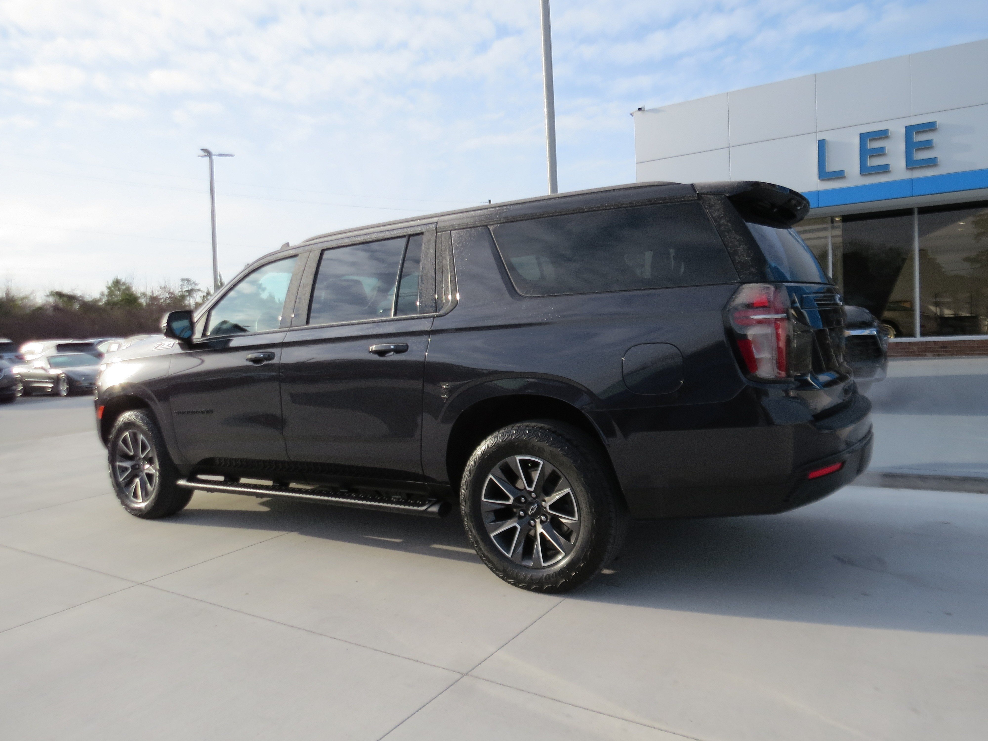 Used 2024 Chevrolet Suburban Z71 w/ Luxury Package AWD/4WD image 3