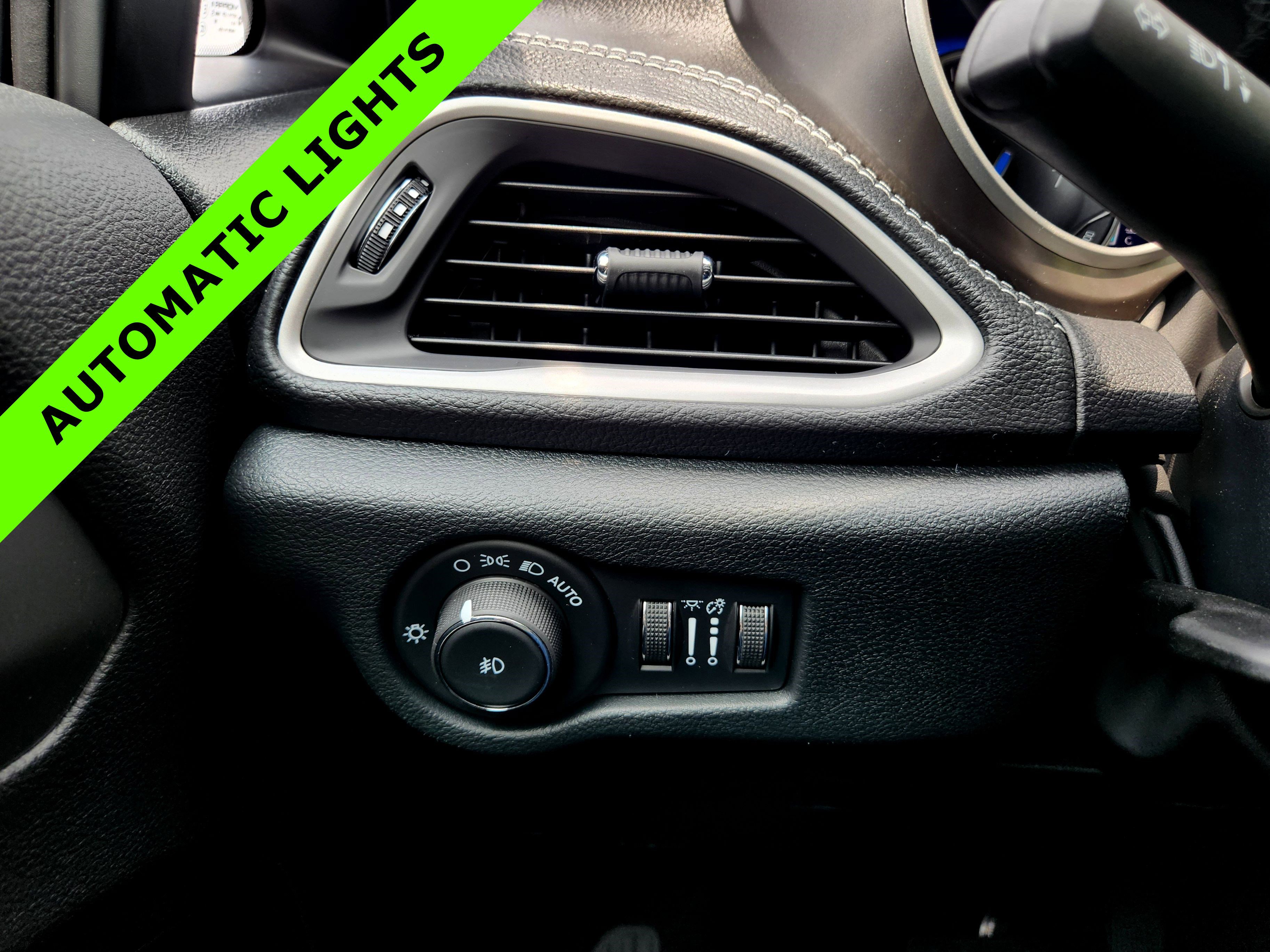 New 2025 Chrysler Pacifica Select w/ Uconnect Theater Family Group image 15