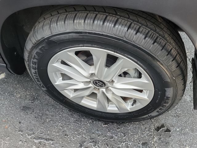 Used 2022 Toyota Corolla Cross LE w/ Moonroof Package FWD image 7