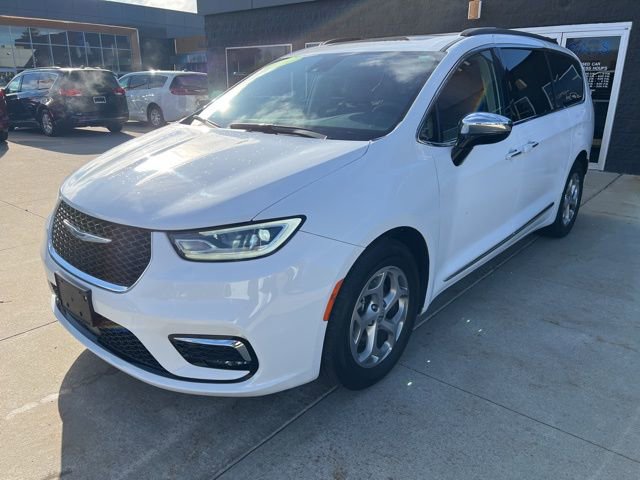 Certified 2023 Chrysler Pacifica Limited image 3