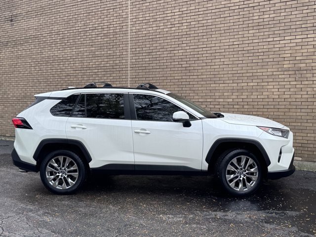 Used 2021 Toyota RAV4 XLE Premium image 5