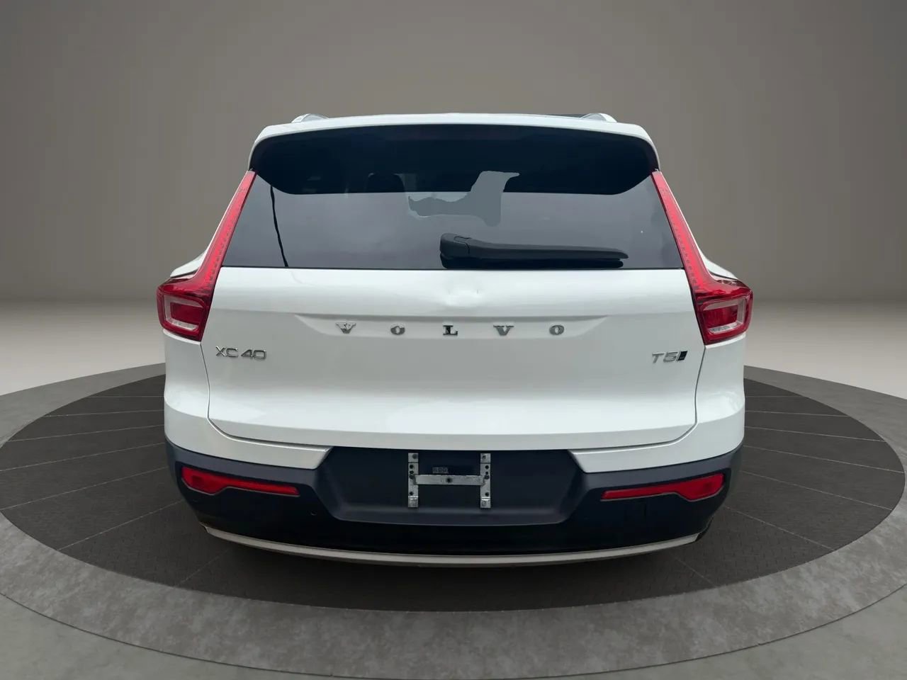 Used 2022 Volvo XC40 T5 Momentum image 6