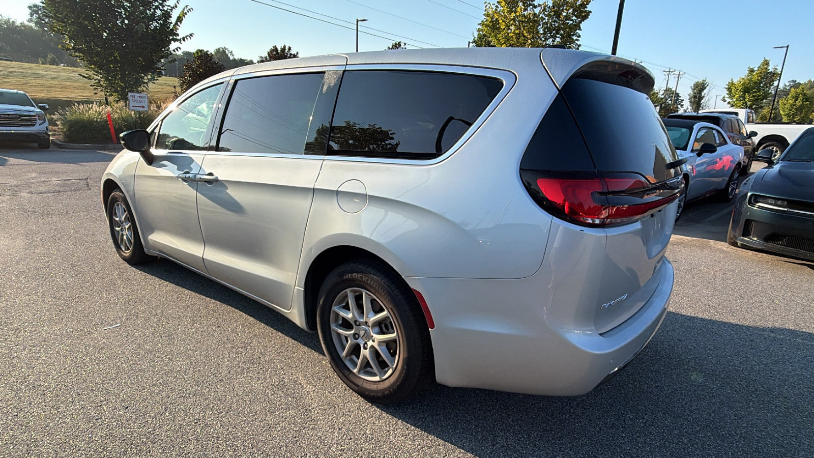 Used 2024 Chrysler Pacifica Touring-L FWD image 10