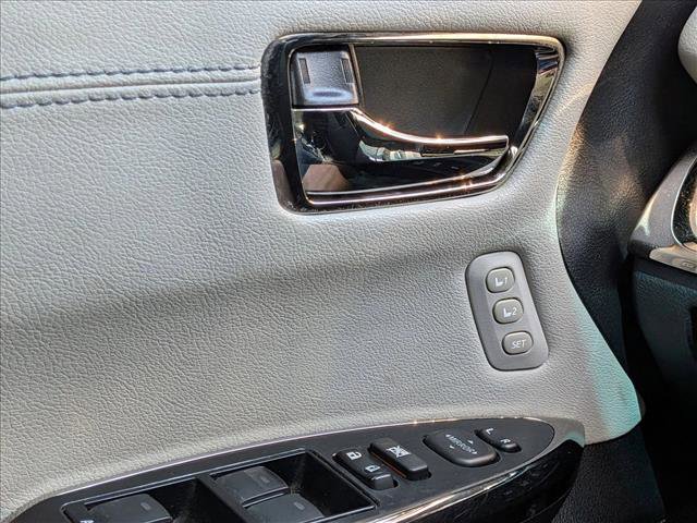 Used 2013 Toyota Avalon Limited FWD video 3