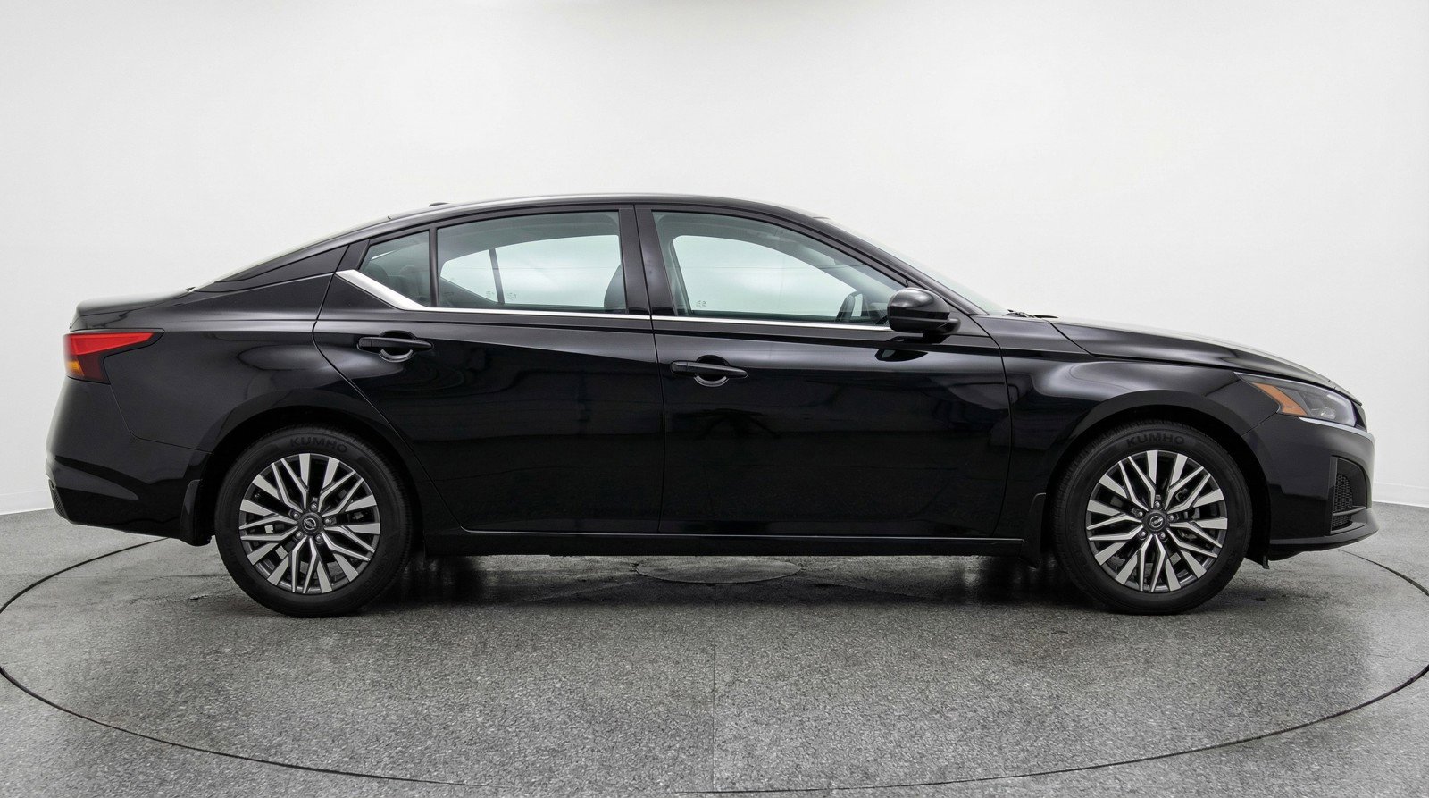 Used 2025 Nissan Altima 2.5 SV image 11