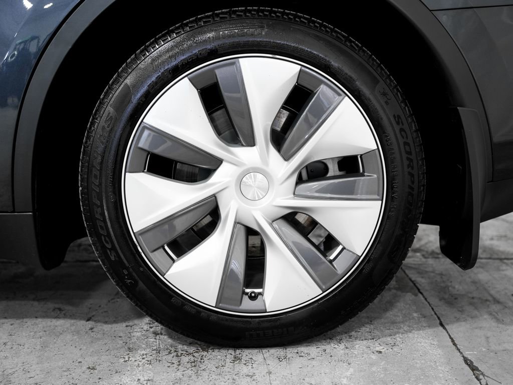 Used 2024 Tesla Model Y Long Range AWD/4WD image 37