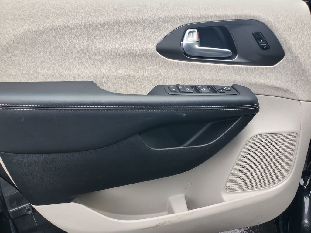 Used 2024 Chrysler Pacifica Touring-L image 13