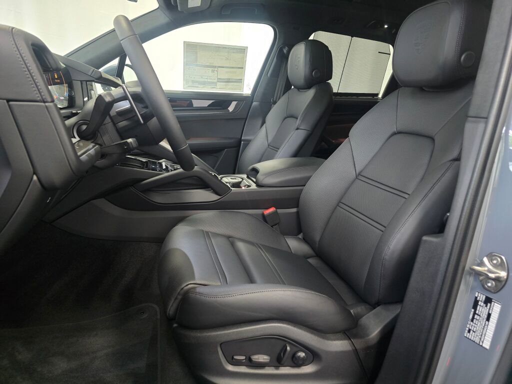 New 2025 Porsche Cayenne GTS image 5
