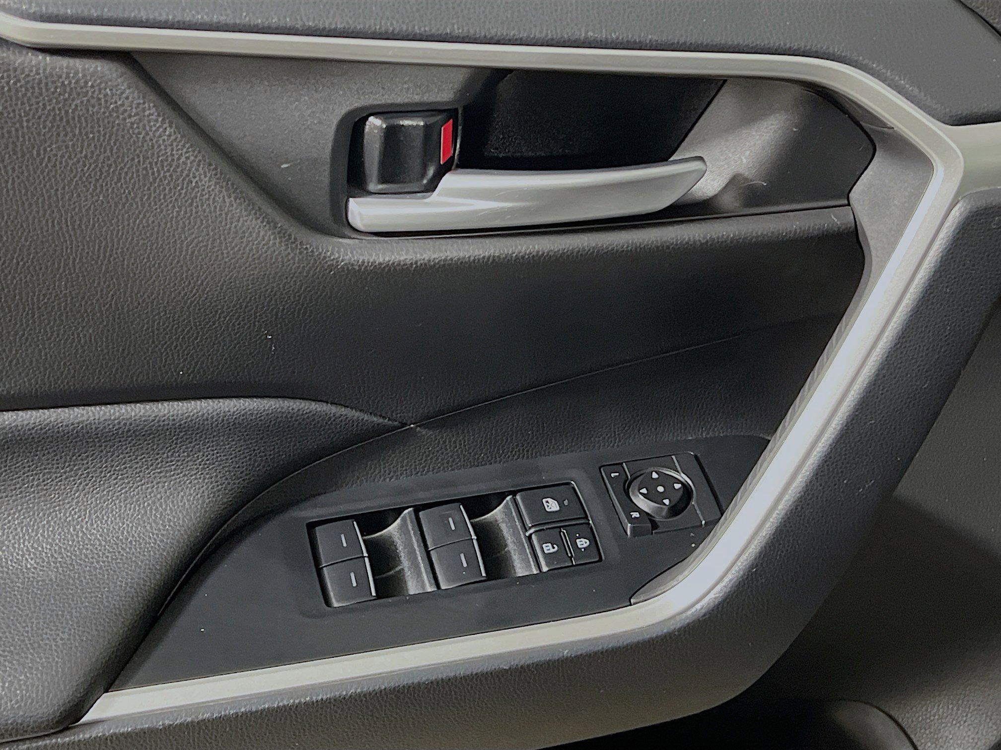 Used 2025 Toyota RAV4 XLE image 17