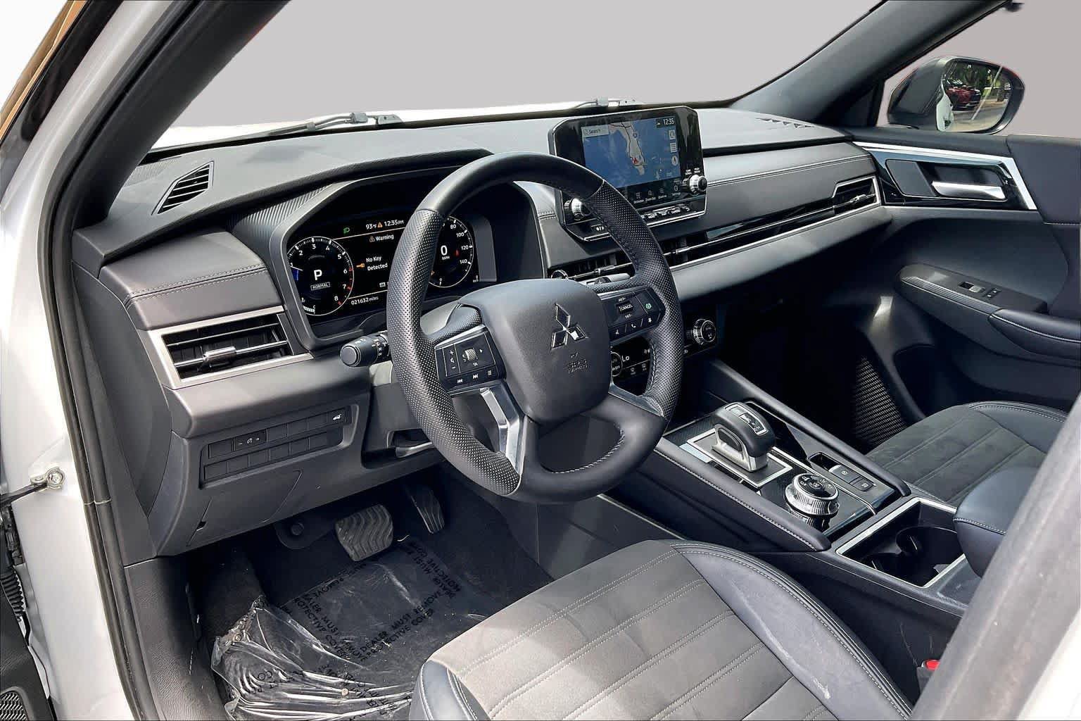 Used 2023 Mitsubishi Outlander SE Black Edition FWD image 14