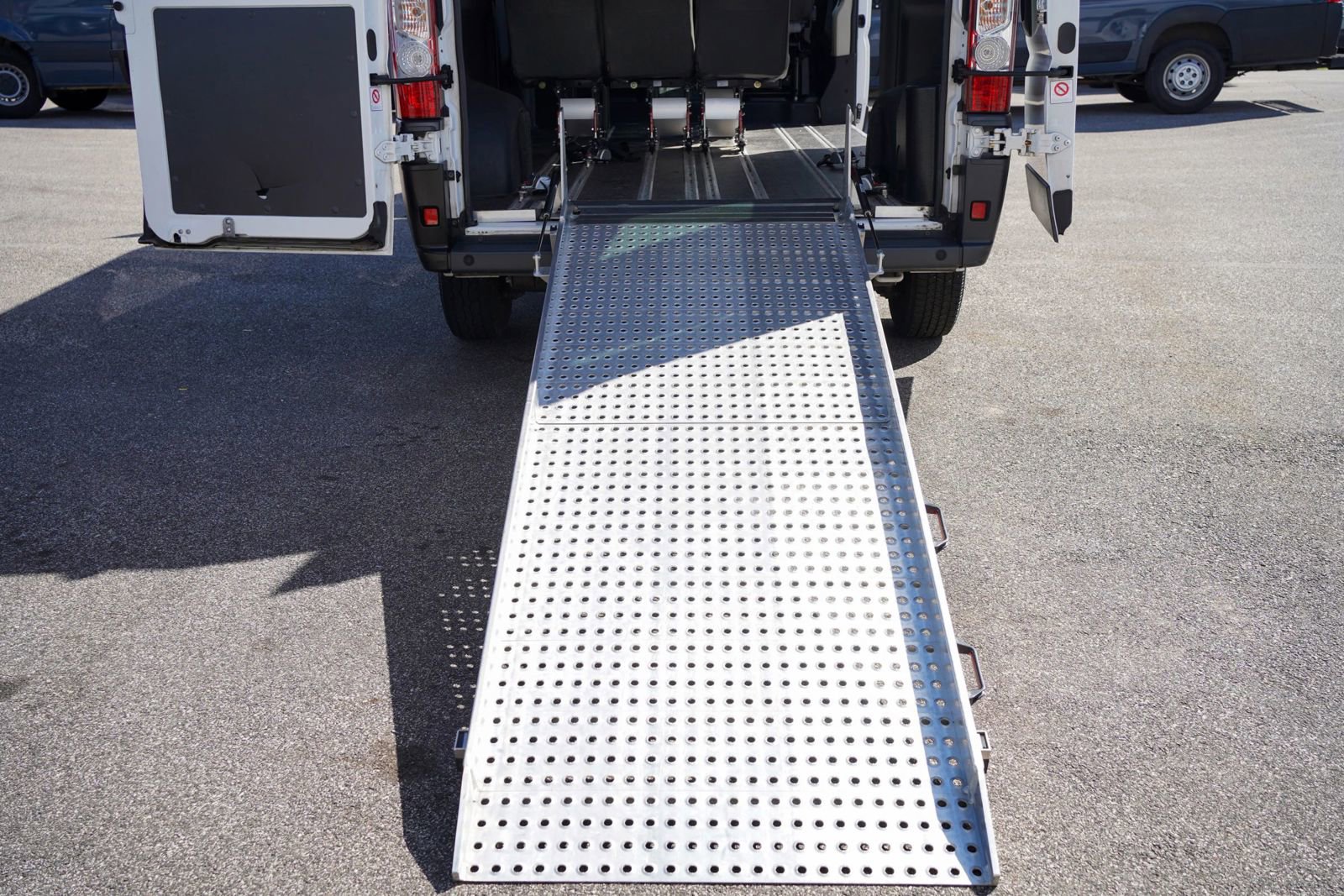 Used 2016 RAM ProMaster 2500 w/ Premium Appearance Group FWD image 1