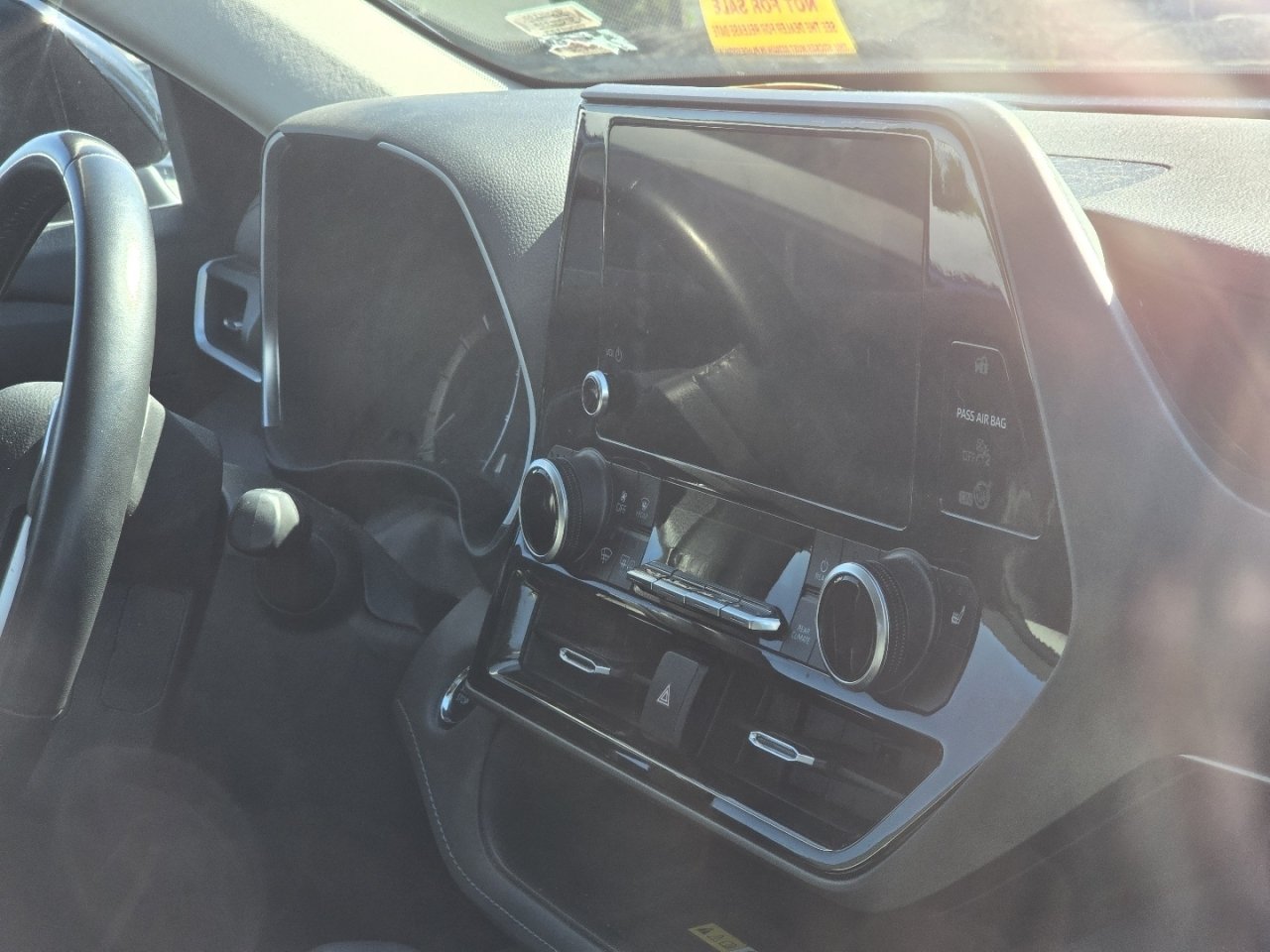 Used 2023 Toyota Highlander XLE AWD/4WD image 15