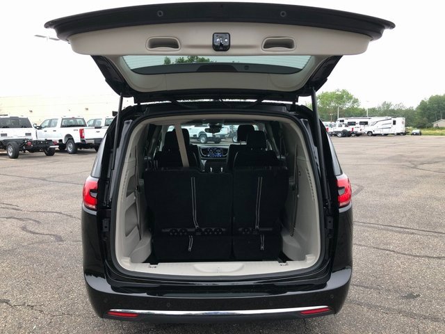 Used 2024 Chrysler Pacifica Touring-L image 26
