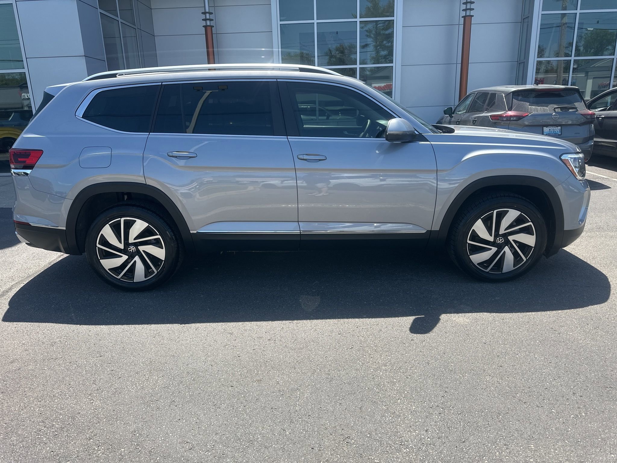 Used 2024 Volkswagen Atlas SEL AWD/4WD image 4