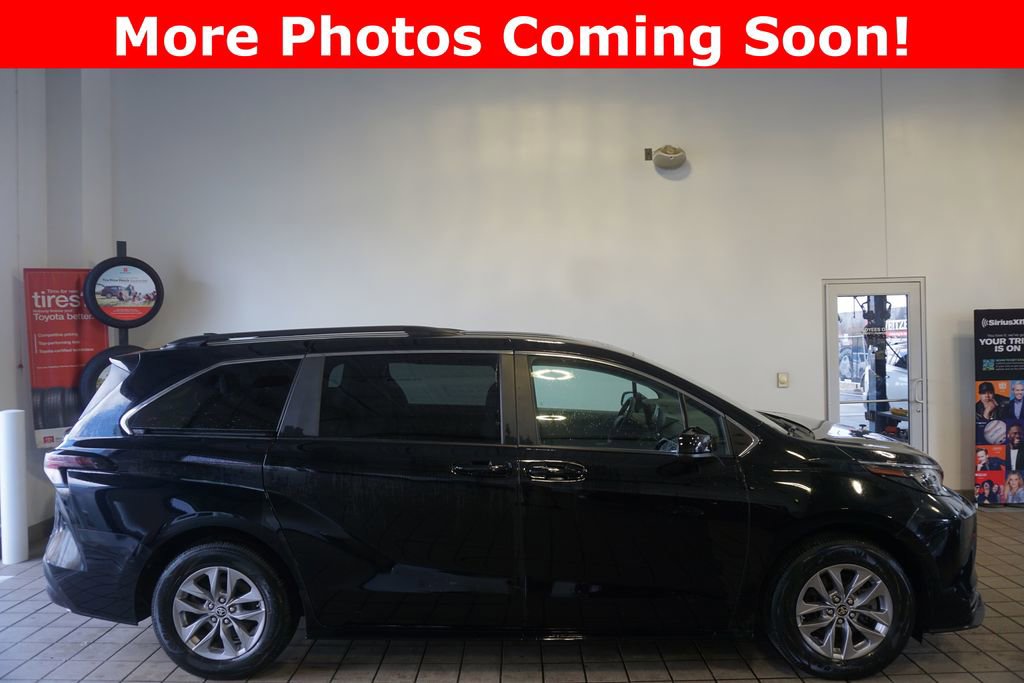 Used 2024 Toyota Sienna LE image 2