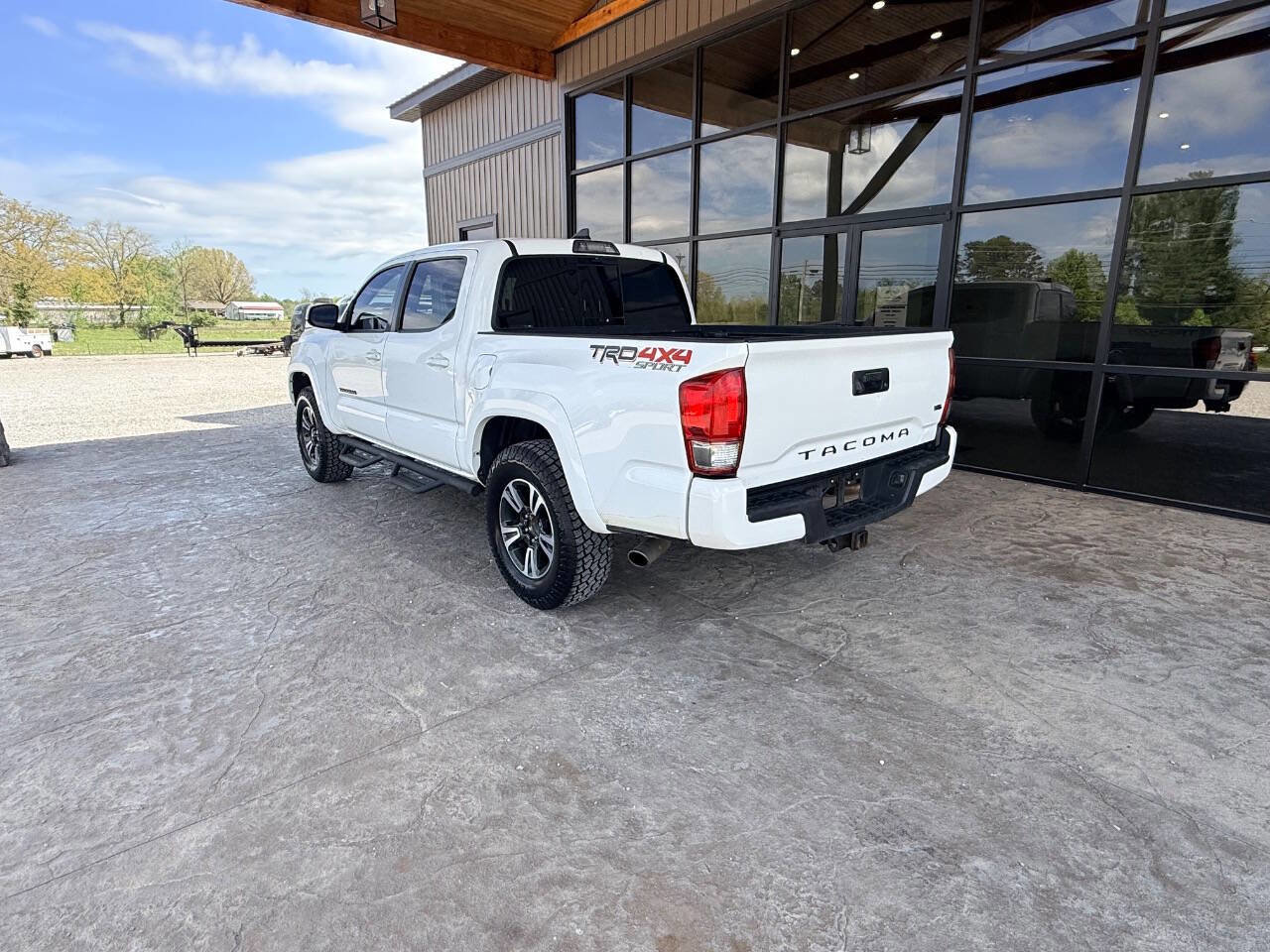 Used 2017 Toyota Tacoma TRD Sport w/ Tow Package AWD/4WD image 3