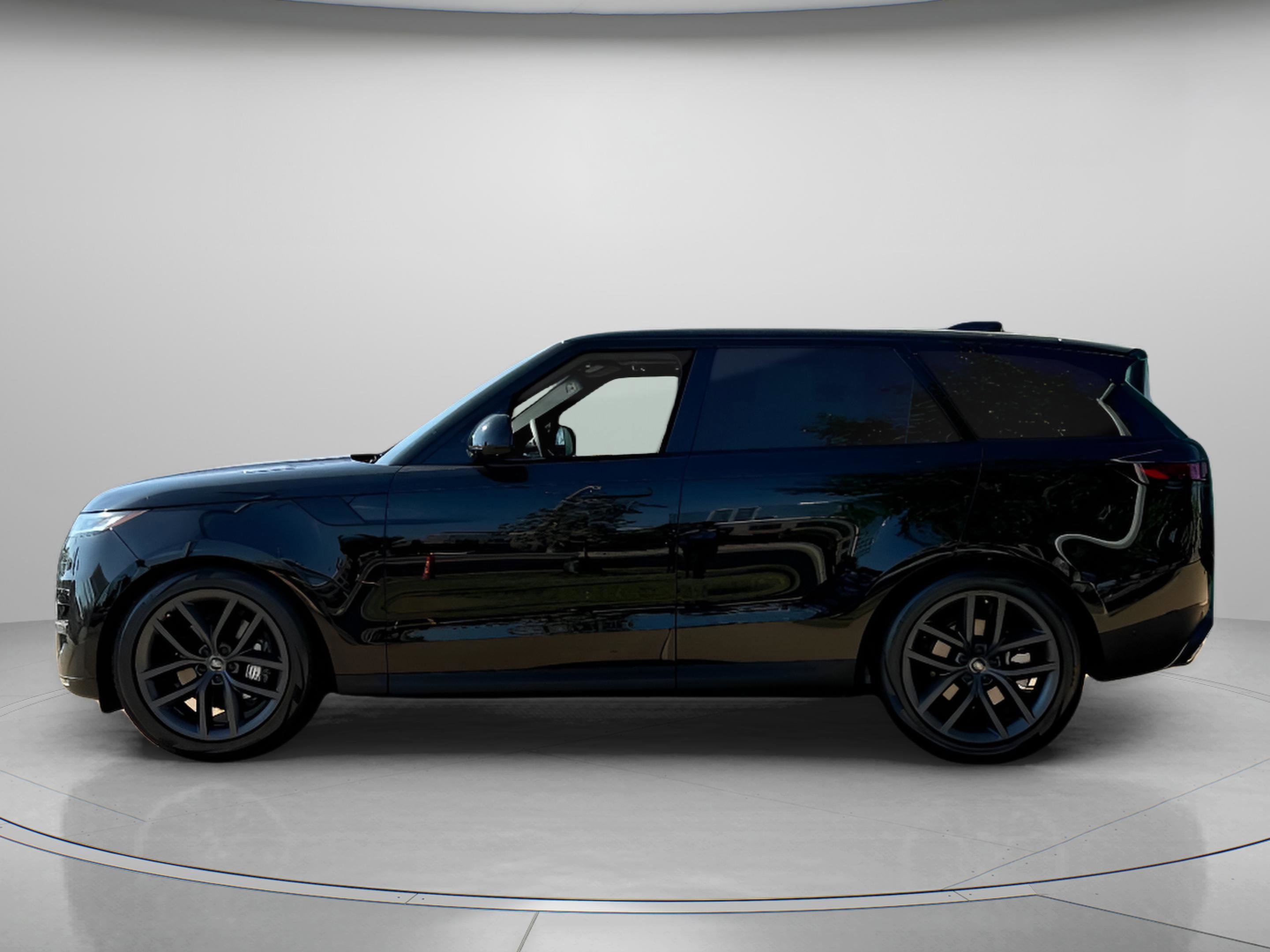Used 2025 Land Rover Range Rover Sport SE image 2