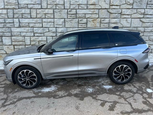 Used 2025 Lincoln Nautilus Reserve image 3