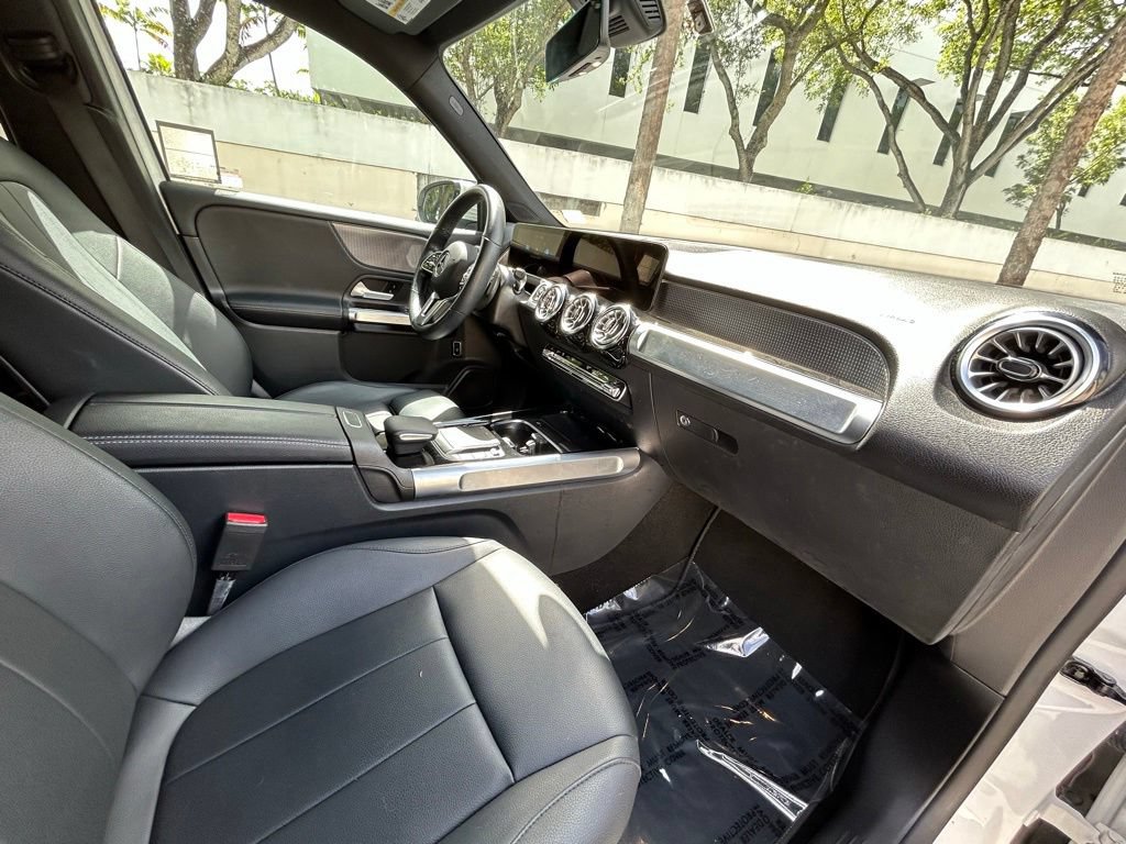Used 2022 Mercedes-Benz GLB 250 w/ Premium Package Lite image 33