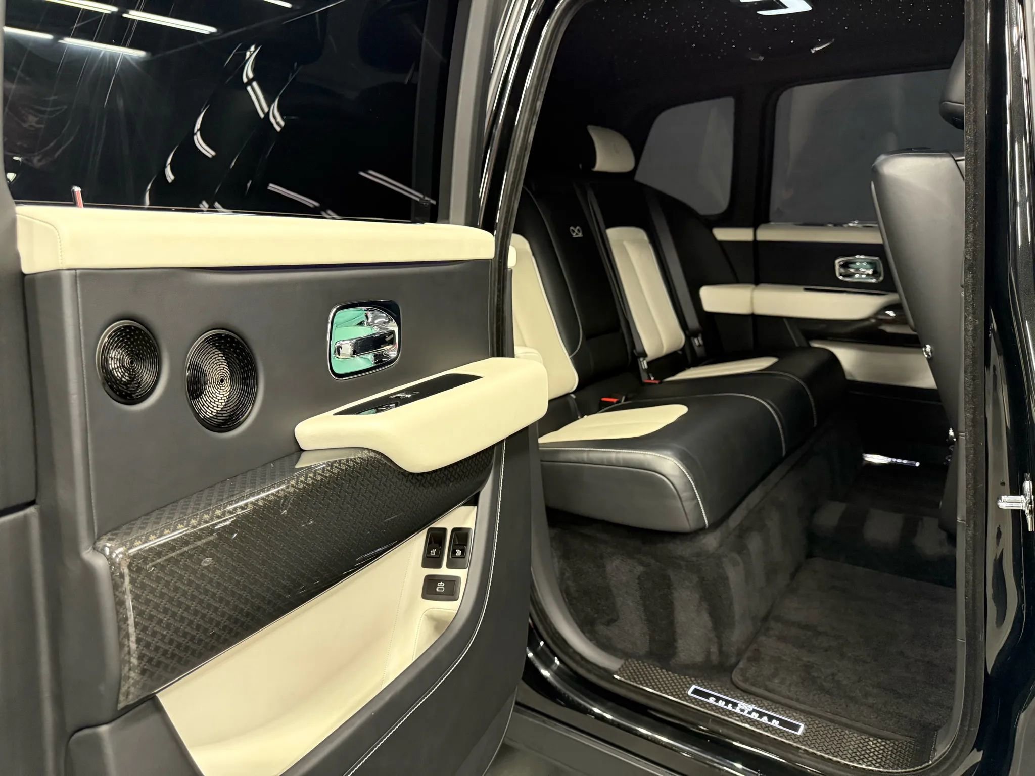 Used 2022 Rolls-Royce Cullinan Black Badge w/ Dark Exterior Package image 54
