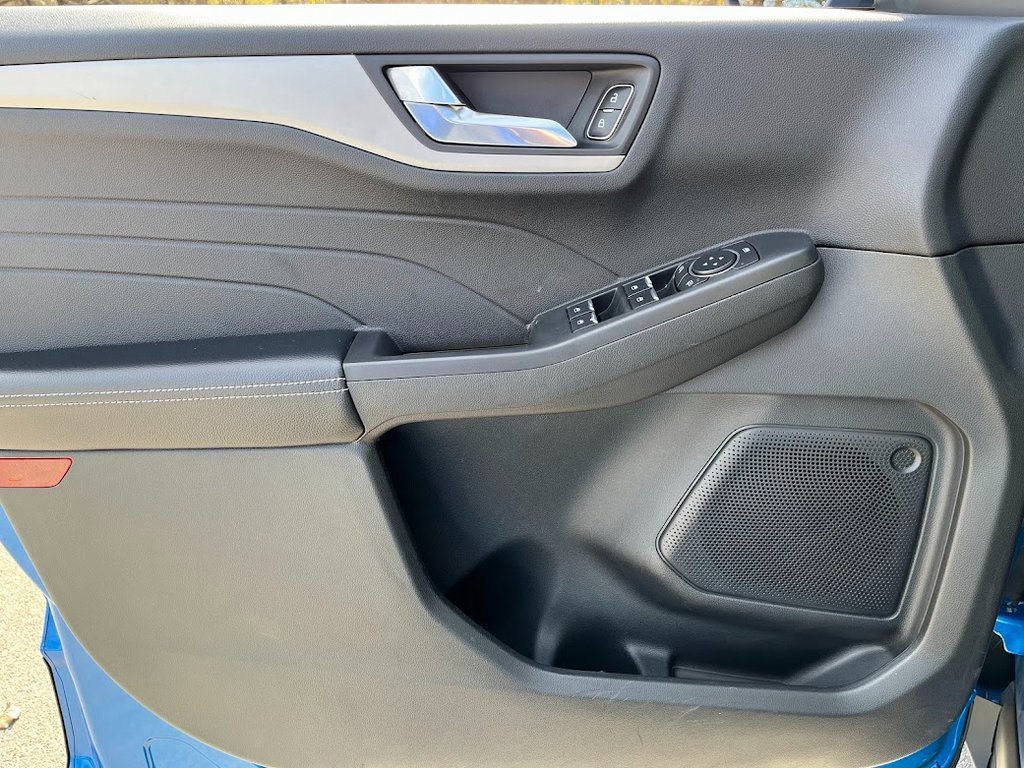 Used 2021 Ford Escape SE w/ SE Sport Appearance Package image 6