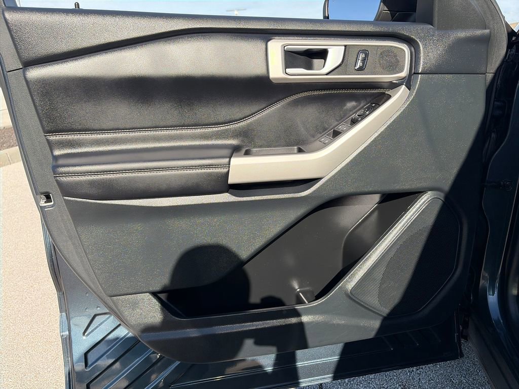 Used 2023 Ford Explorer XLT w/ Equipment Group 202A AWD/4WD image 13