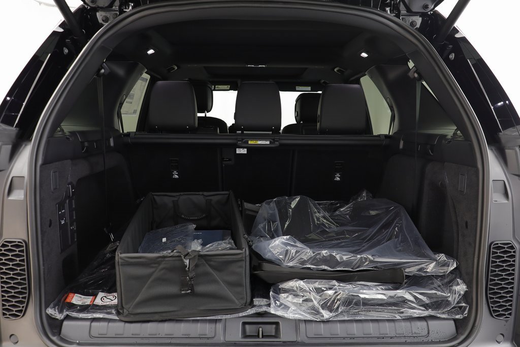 New 2025 Land Rover Discovery Dynamic SE image 17