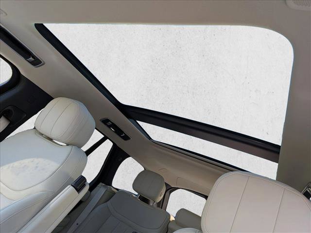 Certified 2025 Land Rover Range Rover SE image 16