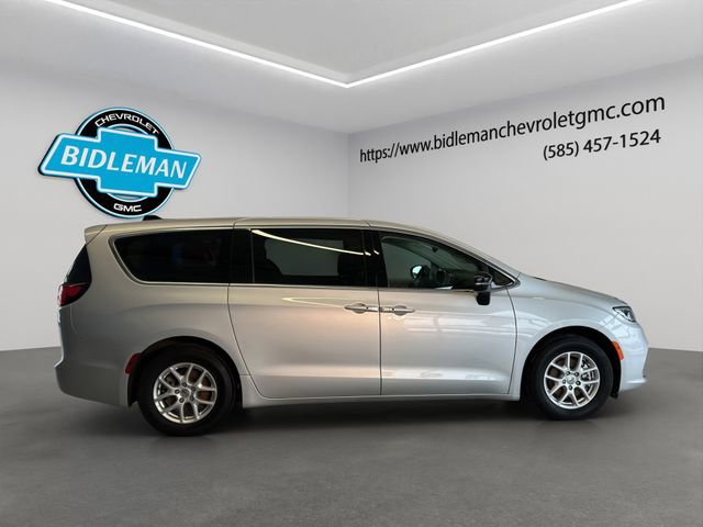 Used 2024 Chrysler Pacifica Touring-L image 9