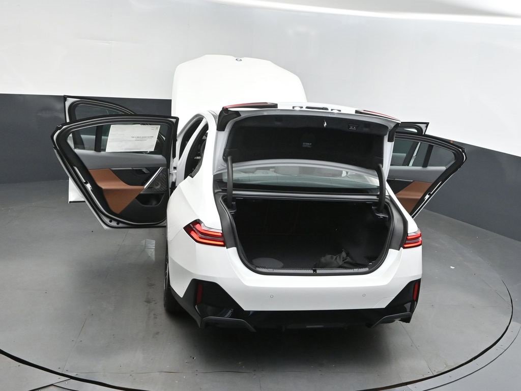 New 2026 BMW 550e xDrive w/ Premium Package image 50