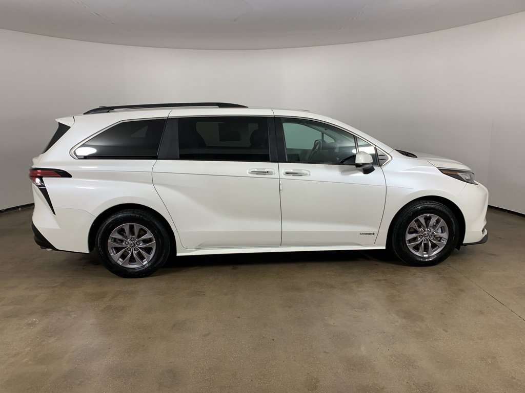 Used 2021 Toyota Sienna XLE w/ XLE Plus Package image 7
