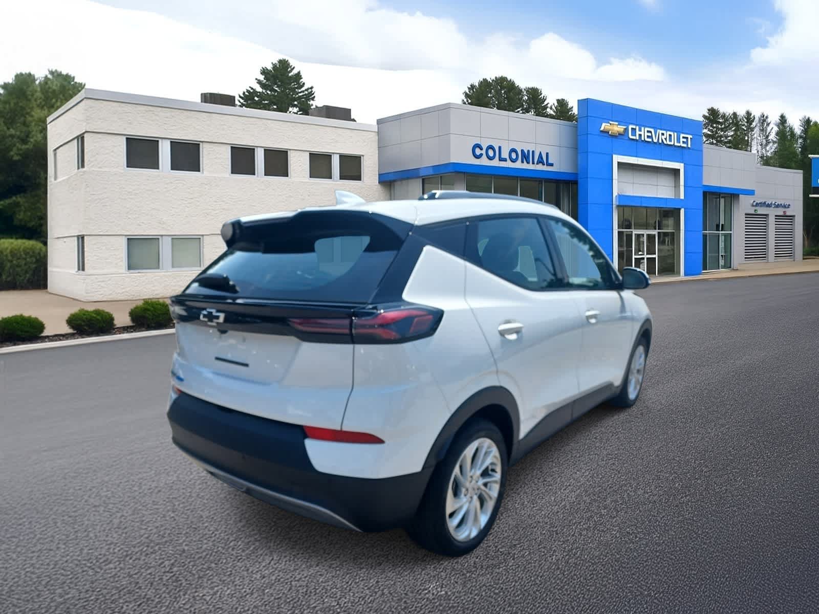 Used 2023 Chevrolet Bolt EUV LT w/ Comfort Package FWD image 4