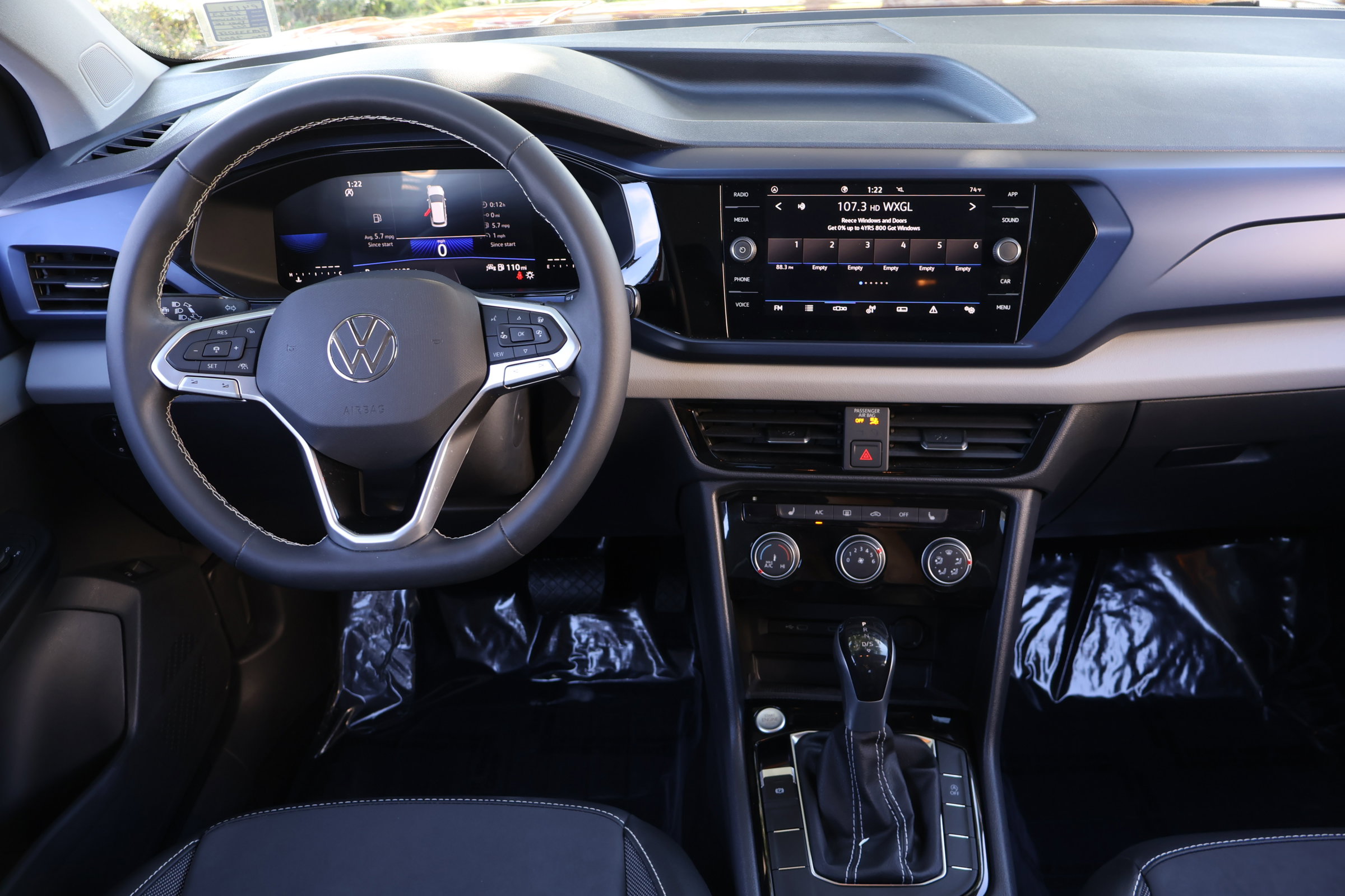 Used 2023 Volkswagen Taos SE w/ Black Wheel Package image 17