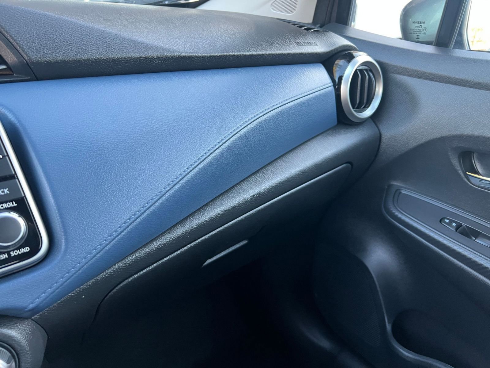 Used 2025 Nissan Versa SV image 33