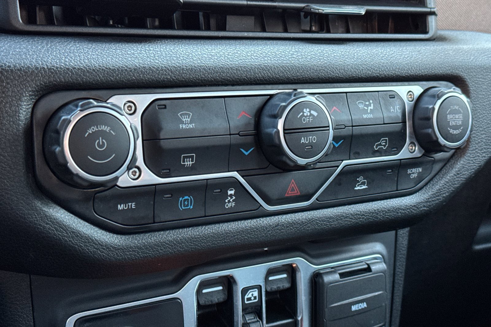 Used 2024 Jeep Wrangler Unlimited image 23