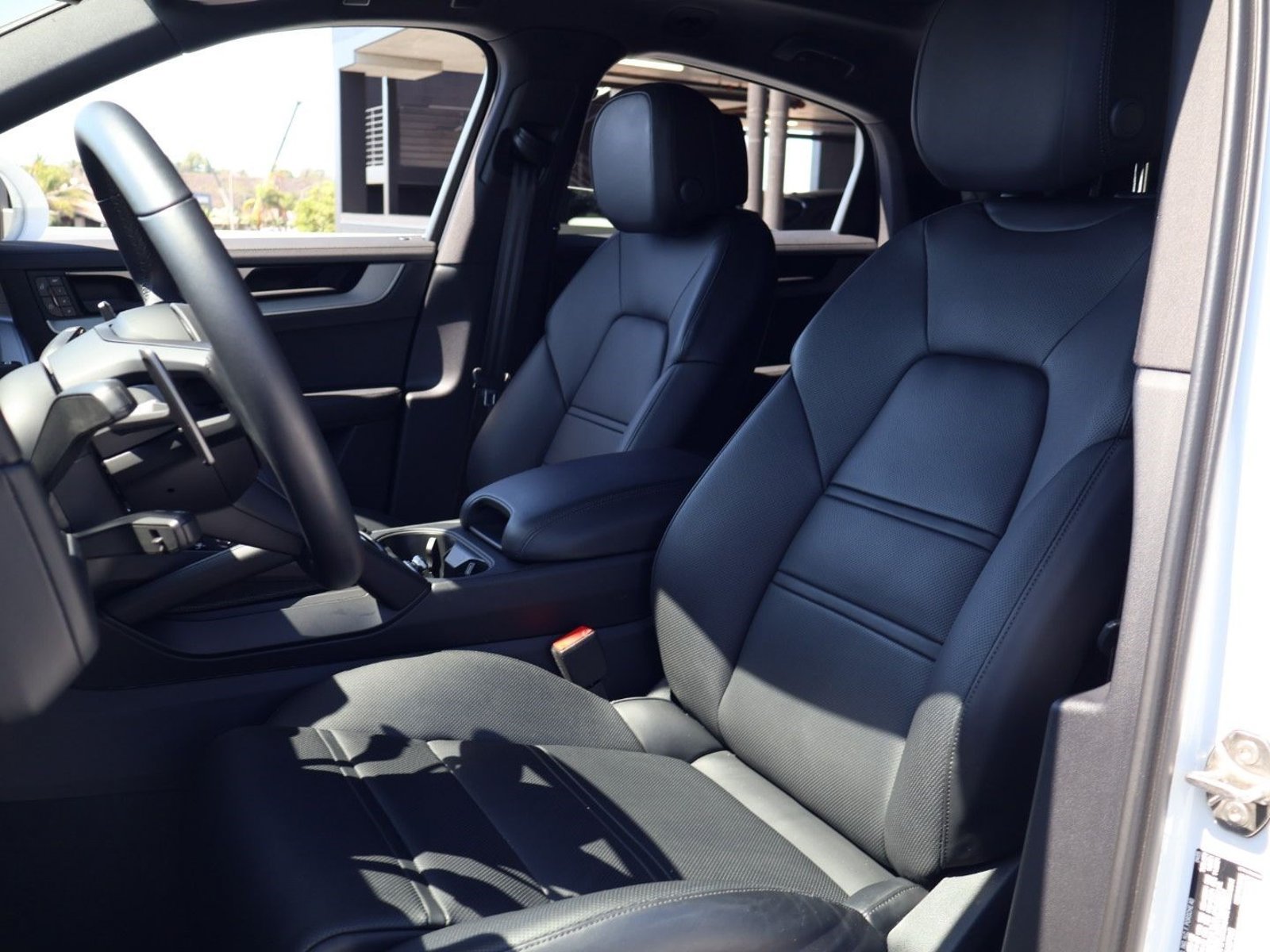 Certified 2025 Porsche Cayenne E-Hybrid Coupe AWD/4WD image 5