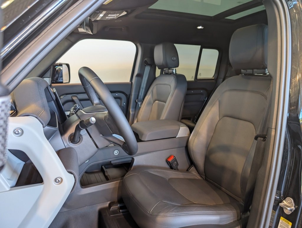 Used 2023 Land Rover Defender 130 SE image 14