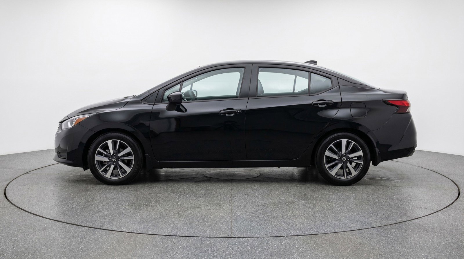 Used 2025 Nissan Versa SV FWD image 5
