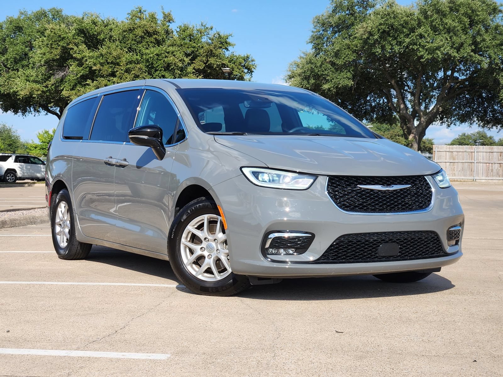 Used 2025 Chrysler Pacifica Select