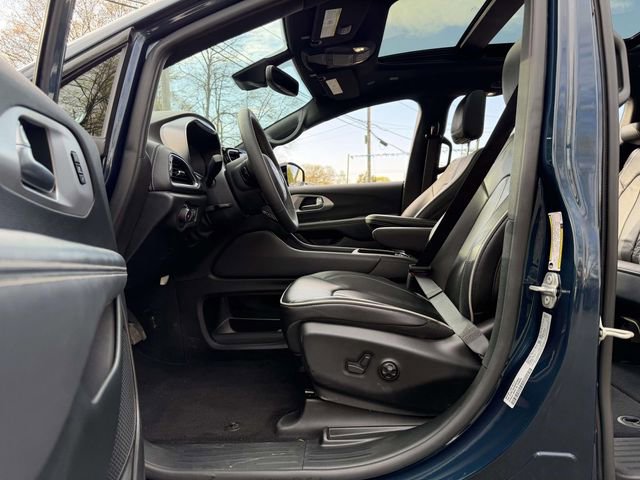 Used 2025 Chrysler Pacifica Limited FWD image 23